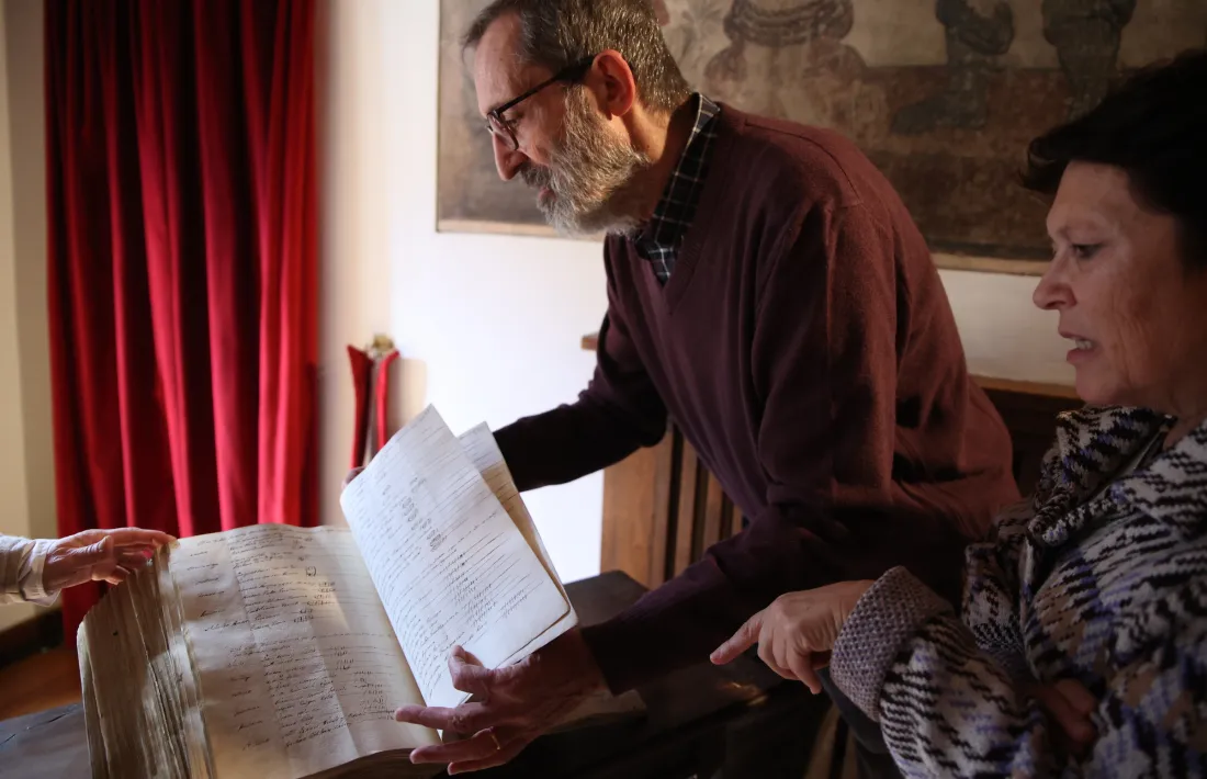 Jordi Guillamet fulleja ell libre d'actes.