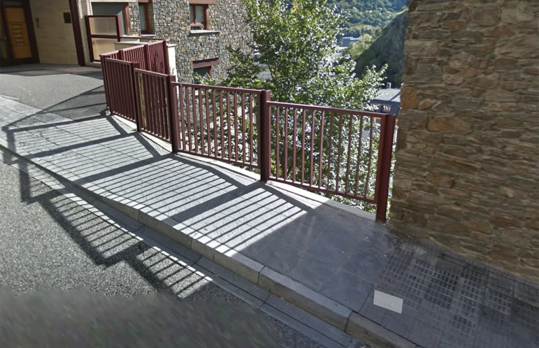 Un tram de les voreres que es volen remodelar.