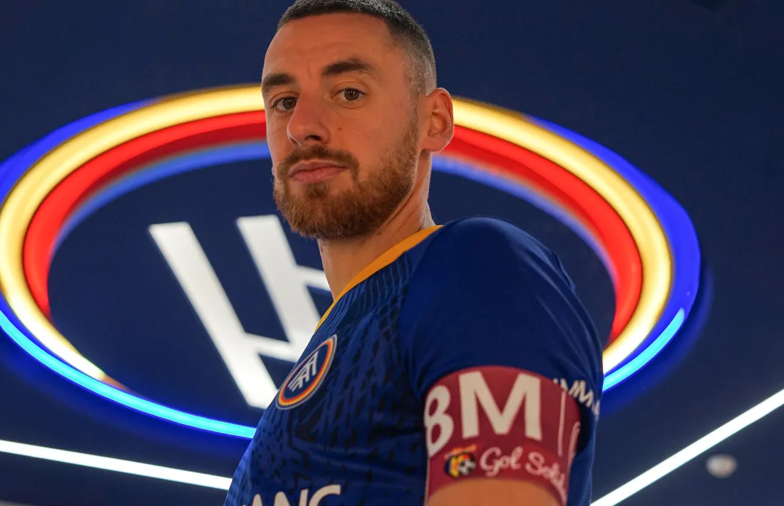 Sergio Molina, amb el braçalet del Dia Internacional de la Dona. 