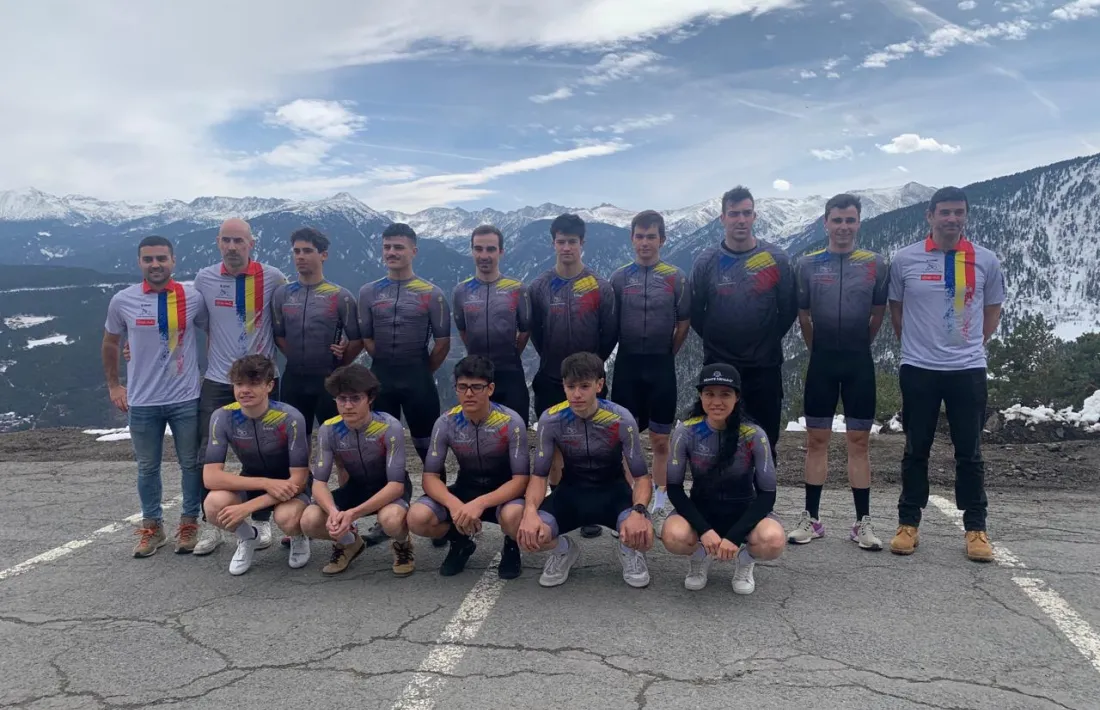 L’equip de la Federació Andorrana de Ciclisme, ahir a Pal.