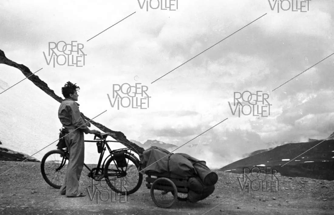 Estiu de, 1936: a dalt de tot del port d'Envalira. Molt probablement la ciclista és Hélène Roger-Viollet, que va arribar en dues rodes.