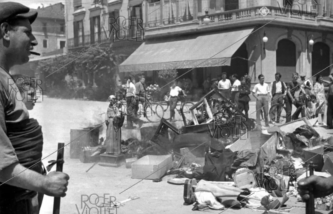 Crema d'imatges religioses a la plaça de Catalunya de la Seu, juliol del 1936.