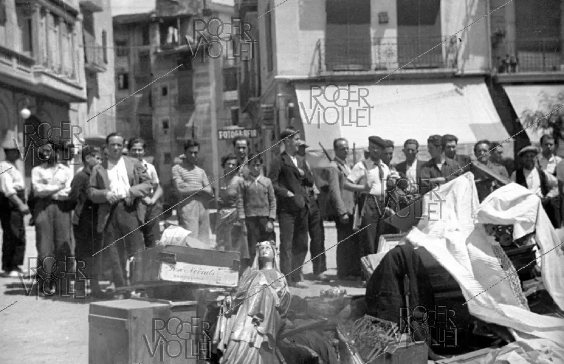 Crema d'imatges religioses a la plaça de Catalunya de la Seu, juliol del 1936.
