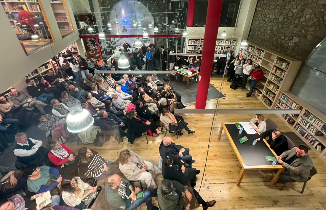 Roma causa furor: a la taula, Valera envoltat de la prologuista, Cristina Yáñez, i Robert Lizarte, autor de l’epíleg.