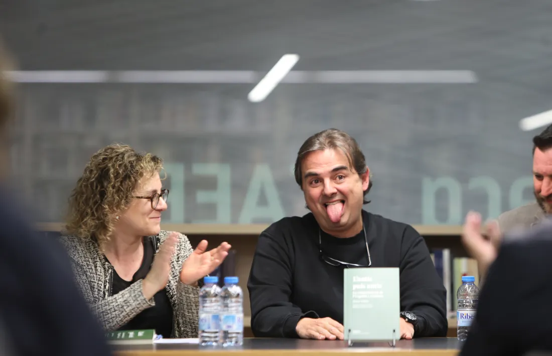 Valera, en acció: encara seia a la cadira.