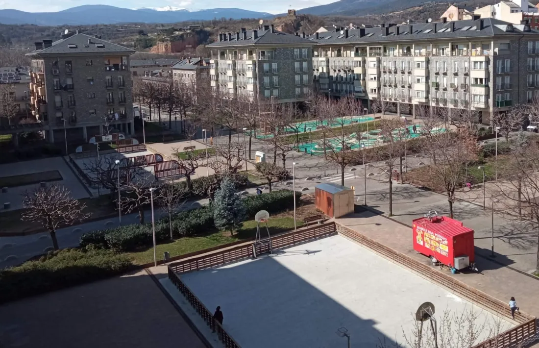 La pista poliesportiva a la plaça Joan Sansa, genera molèsties els veïns. 