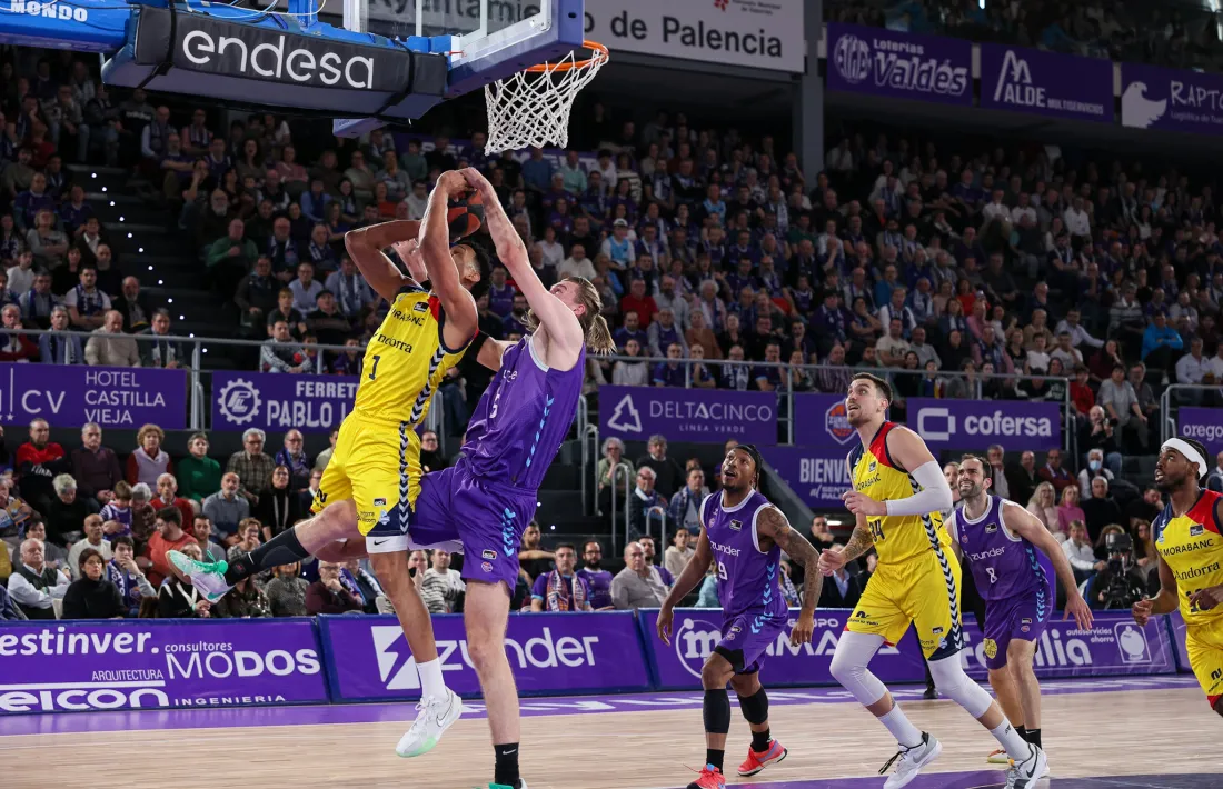 ‘Tyson’ Pérez, que va ser l’únic que es va agafar el partit com es mereixia, defensat per Haarms.