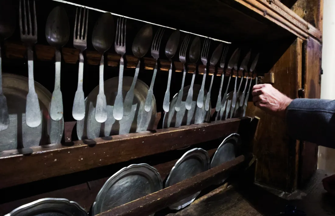 L'escudeller de la remodelada cuina de Casa de la Vall, amb la vaixella d'estany del XIX procedent de Csa Rossell.