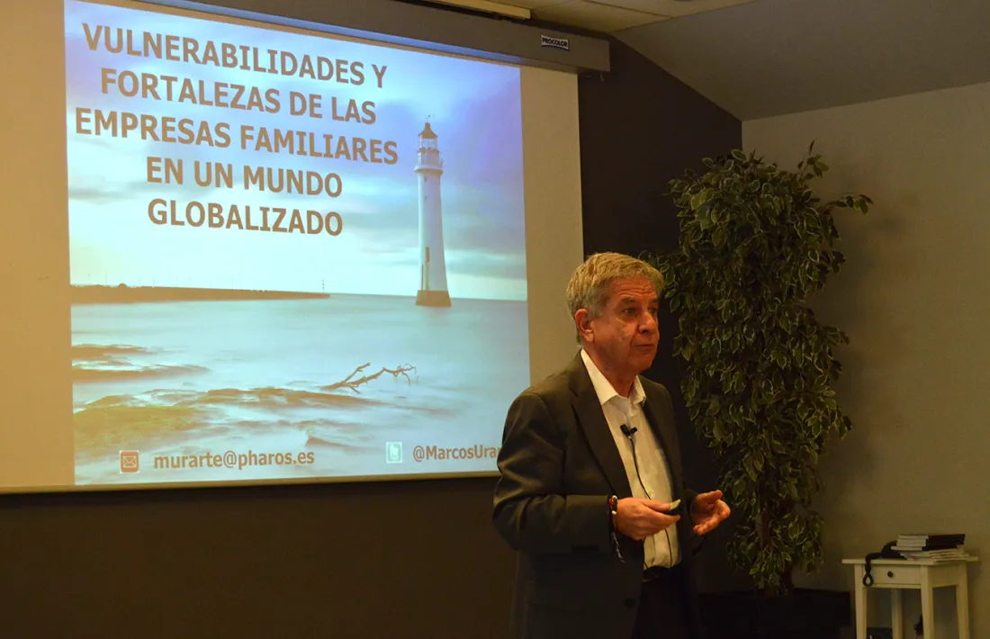 El consultor estratègic i expert en geopolítica Marcos Urarte, durant la xerrada organitzada per l'EFA.