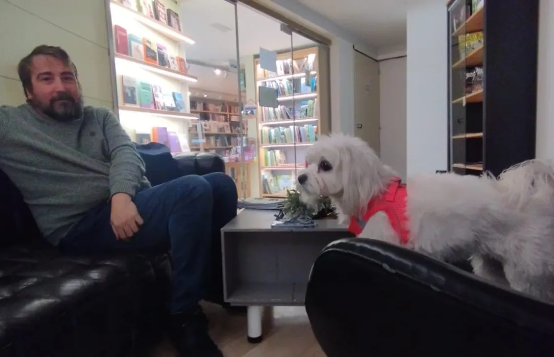 El compositor Toni Gibert amb la gossa Núvol, a La Trenca.