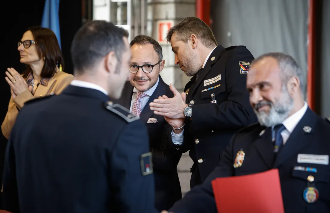 Molné, Espot i Farré mentre Sánchez entrega els diplomes a la nova promoció de bombers.