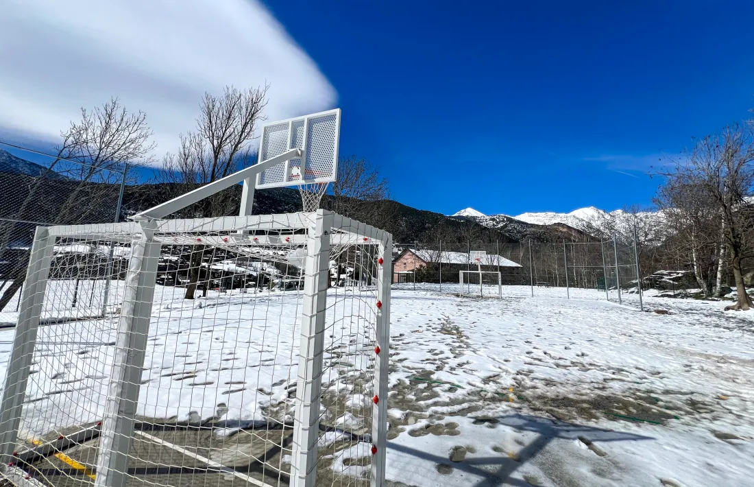 La pista poliesportiva compagia la pràctica de l'esport amb l'aprenentatge a l'aire lliure.