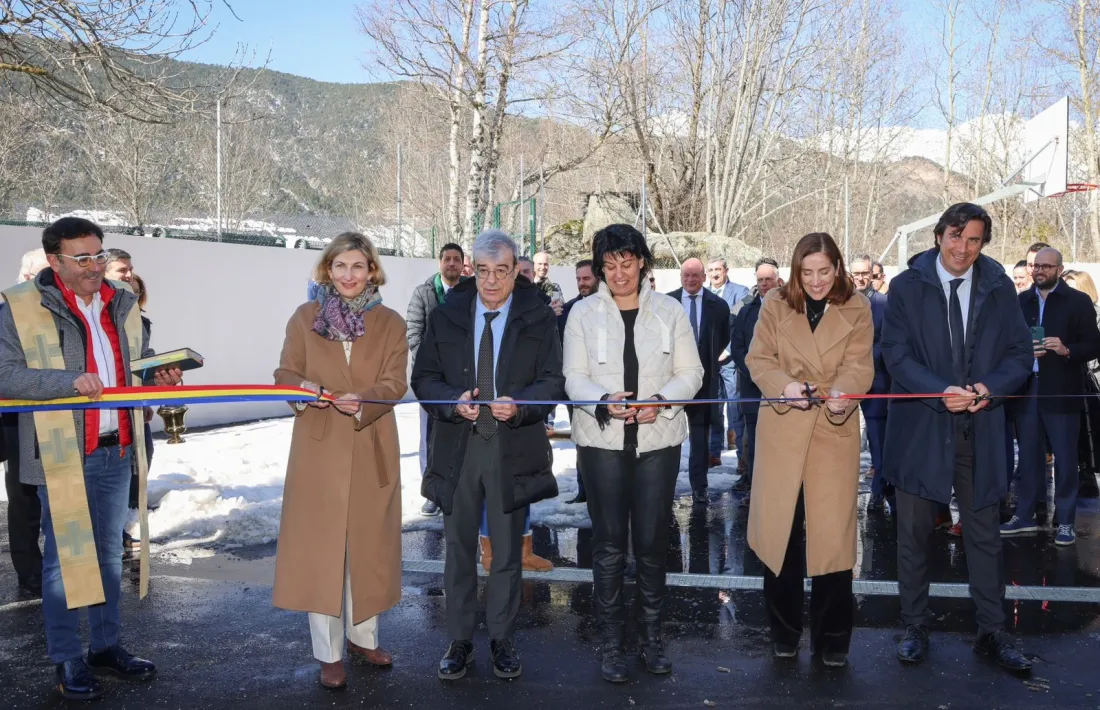 El ministre d'Educació, Ladislau Baró, va tallar la cinta inaugural.