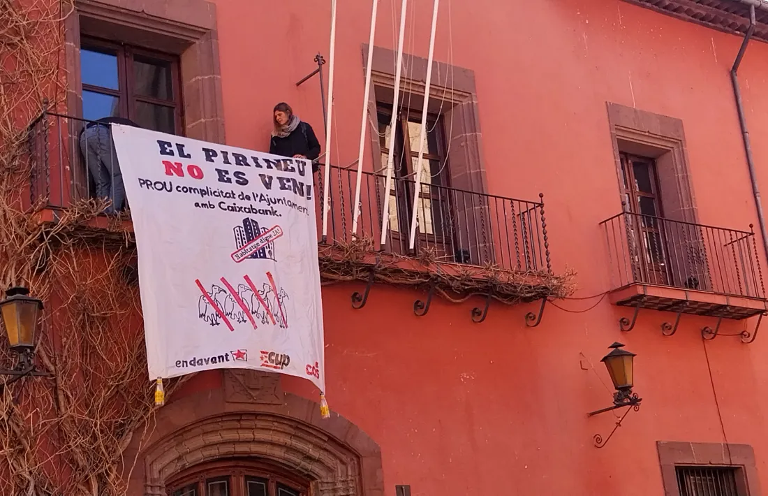 Membres de la CUP penjaven una pancarta “contra l’especulació urbanística” al consistori, i una altra a les portes de la Immaculada. 