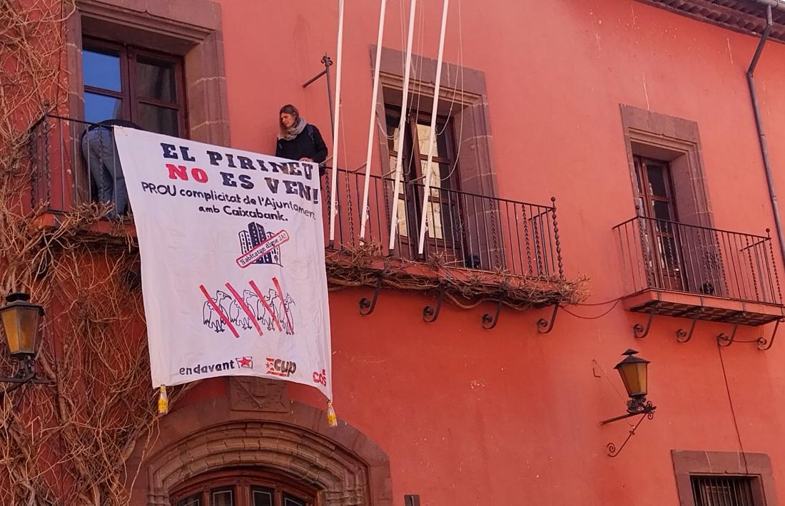 Membres de la CUP penjaven una pancarta “contra l’especulació urbanística” al consistori, i una altra a les portes de la Immaculada. 