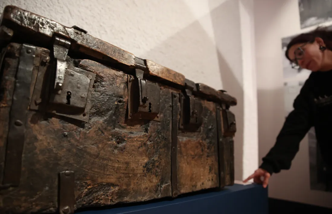 El bagul de les sis claus, antrecedent de l'armari, amb els seus sis panys, un per parròquia.