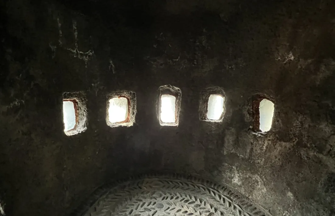 Aprofitin per entrar a la tronera de Casa de la Vall: a l'habitació on es poden emprovar el gambeto i el bicorni, rere la porteta de fusta del fons.