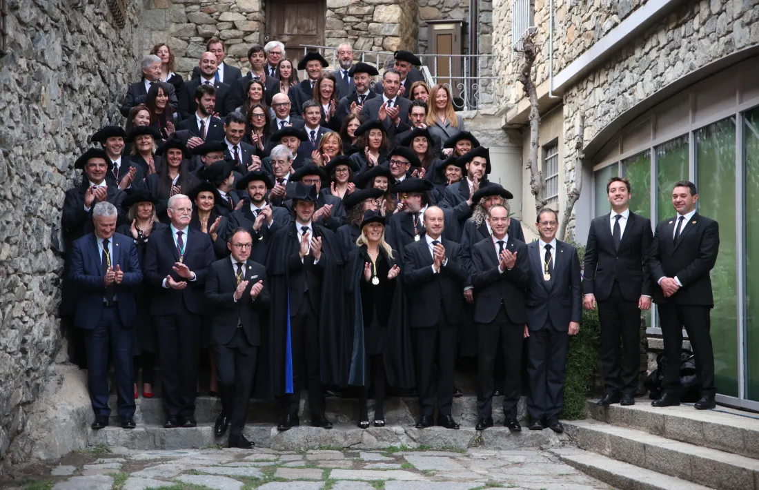 Les autoritats s'han fet la tradicional fotografia a les escales del costat de Casa de la Vall.