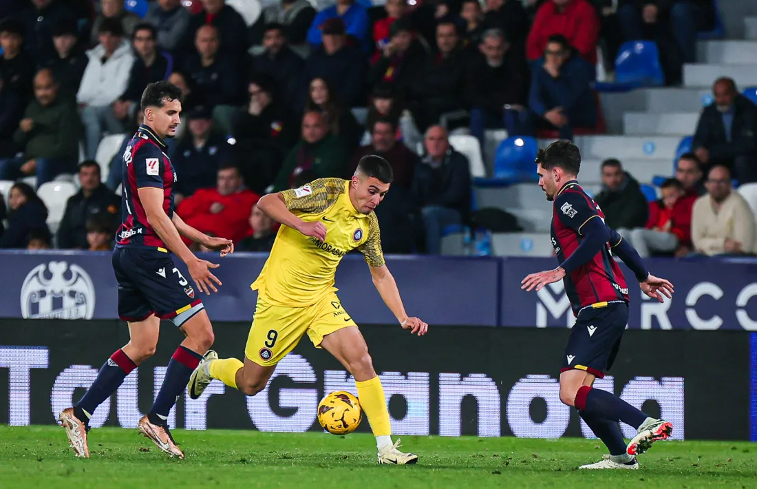 Karrikaburu intenta desfer-se de l’escomesa de dos defenses del Llevant en el matx de dimecres.