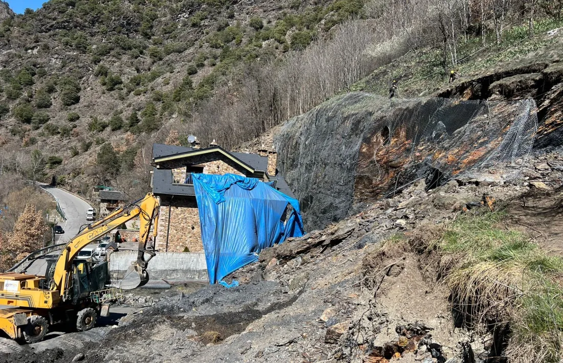 Bombers i operaris treballen per retirar la runa.