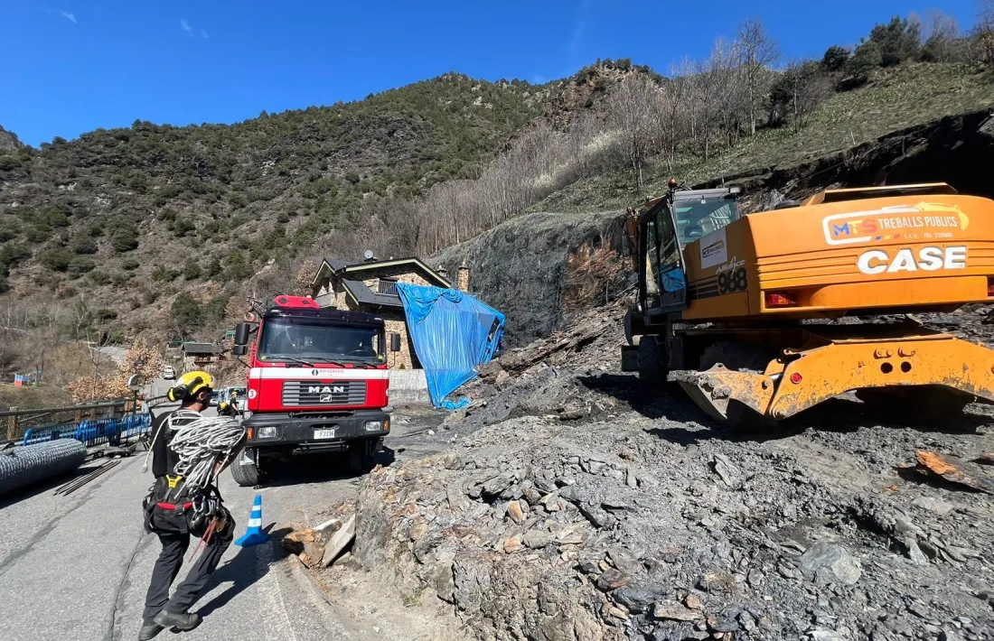 Bombers i operaris treballen per retirar la runa.