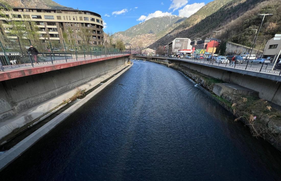 El riu Valira, ahir al seu pas per Andorra la Vella.
