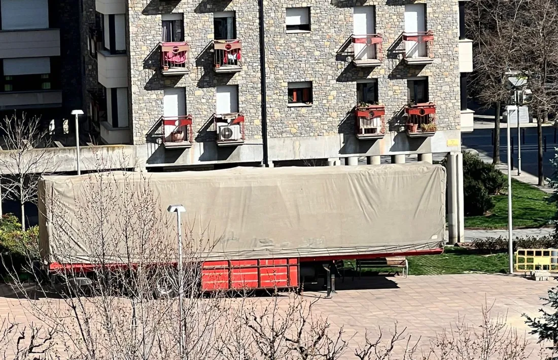 El camió que es plantava a la plaça durant la instal·lació de les firetes de Pasqua. 
