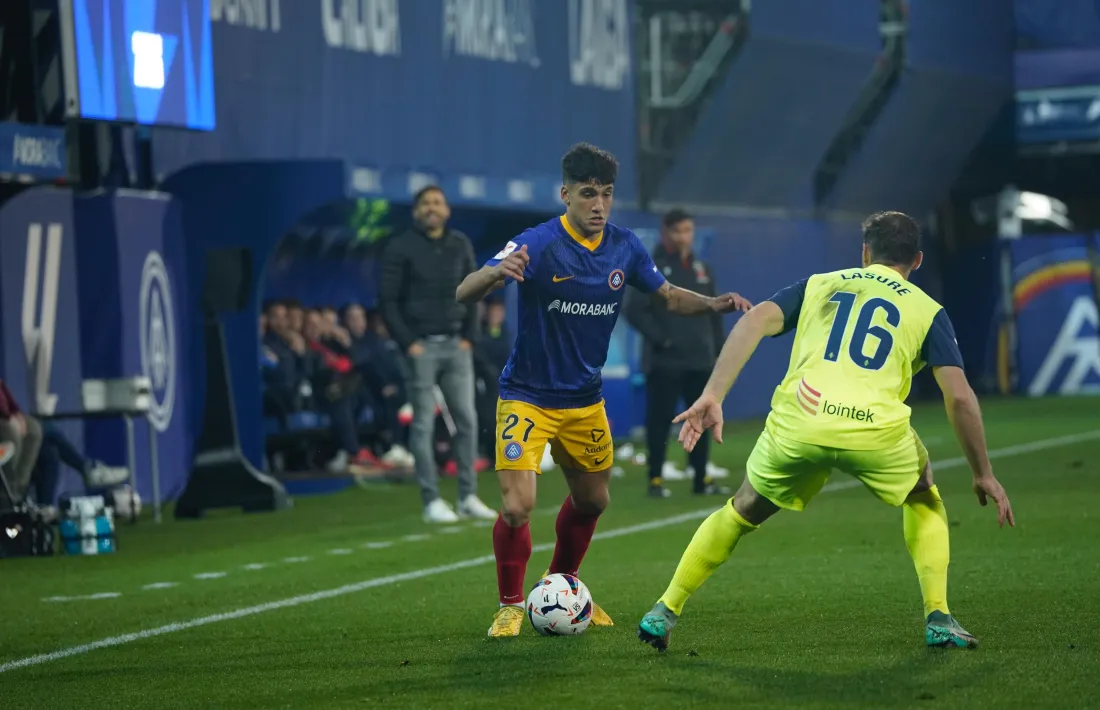 Iker Benito intenta superar la marca de Lesure, ahir a l’Estadi Nacional.
