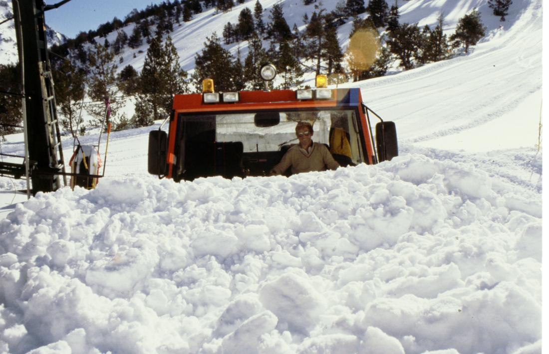 Una retrac treballant les pistes als anys 80.