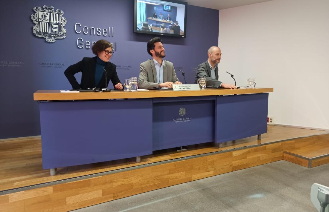 Núria Segués, Cerni Escalé i Jordi Casadevall, en roda de premsa.