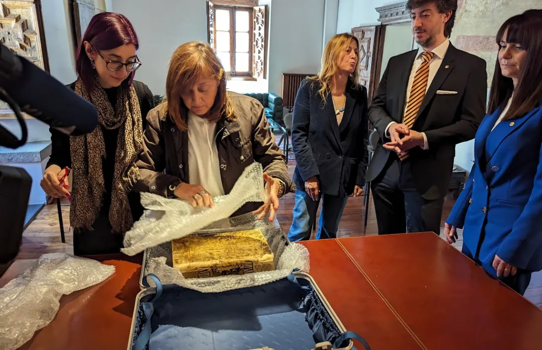 El llibre, al cofre a,b què va ser traslladat a l'Arxiu.