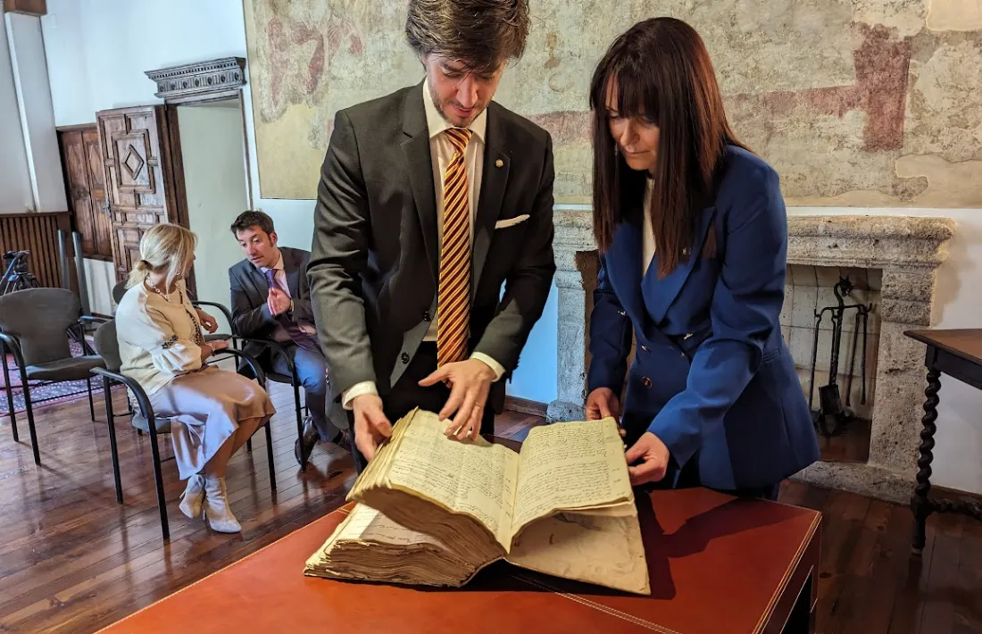 El Síndic i la ministra de Cultura fullegen el llibre recuperat en l’acte de cessió a l’Arxiu.