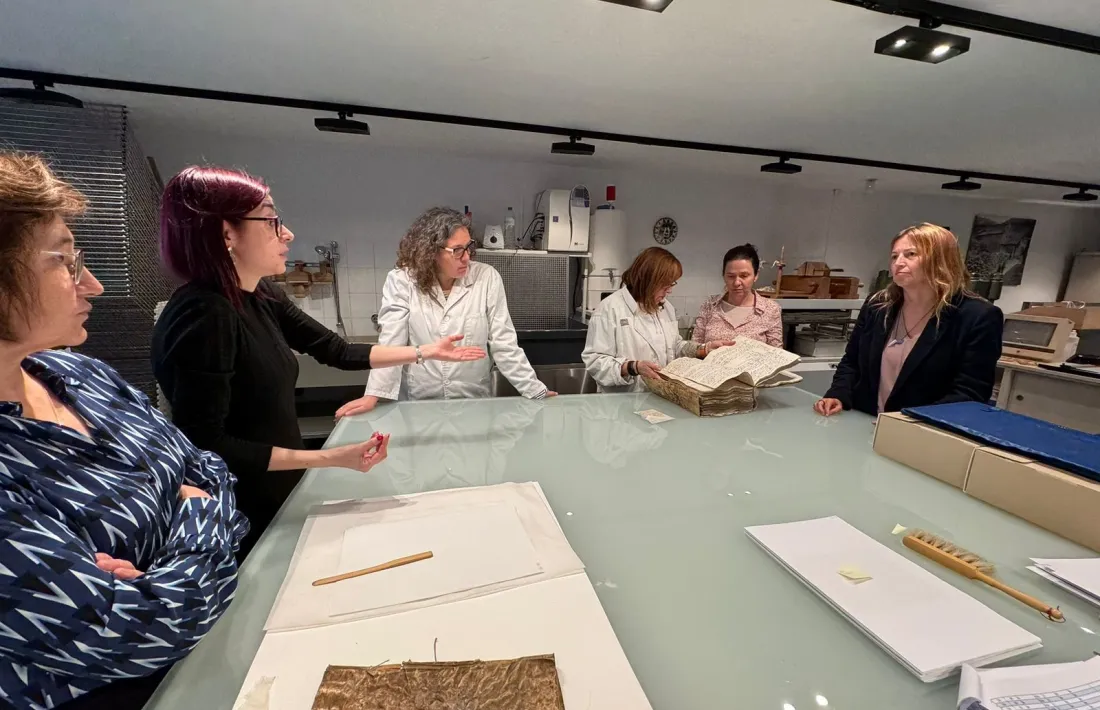 El document, al taller de restauració de l'Arxiu.
