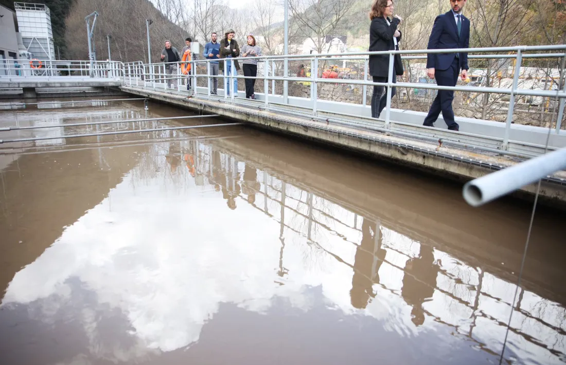 El ministre Guillem Casal, avui durant la visita a les instal·lacions de la depuradora de Sant Julià.