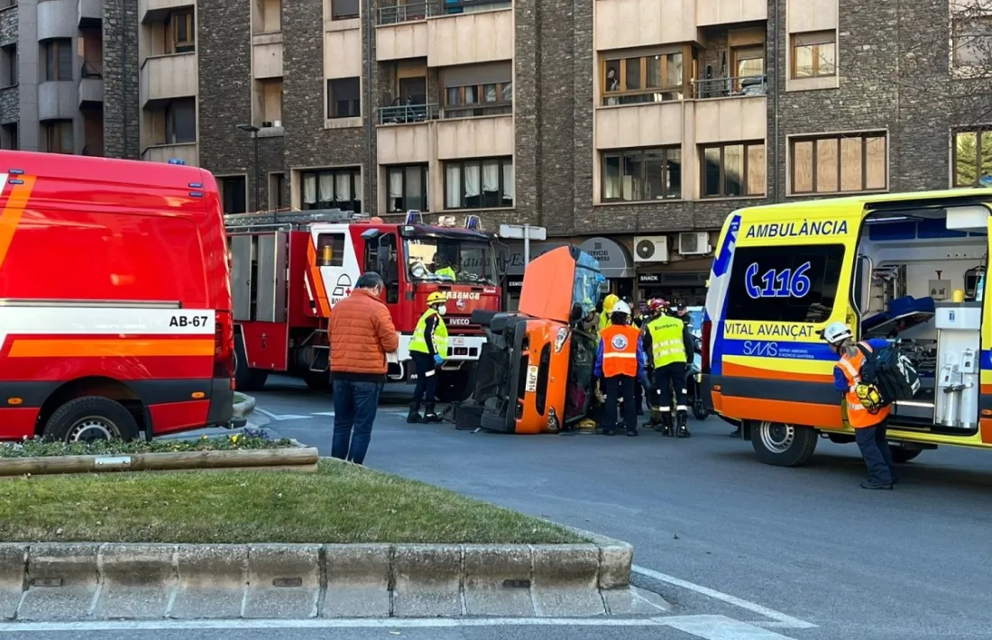 Bombers i SUM actuant en un accident de trànsit.