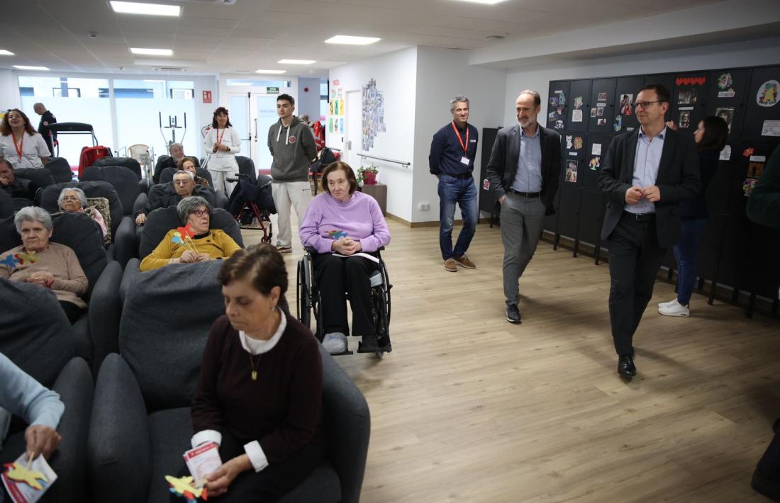 Un moment de la visita de Robert Maurí al centre de dia de la Creu Roja a Escaldes, ahir a la tarda.