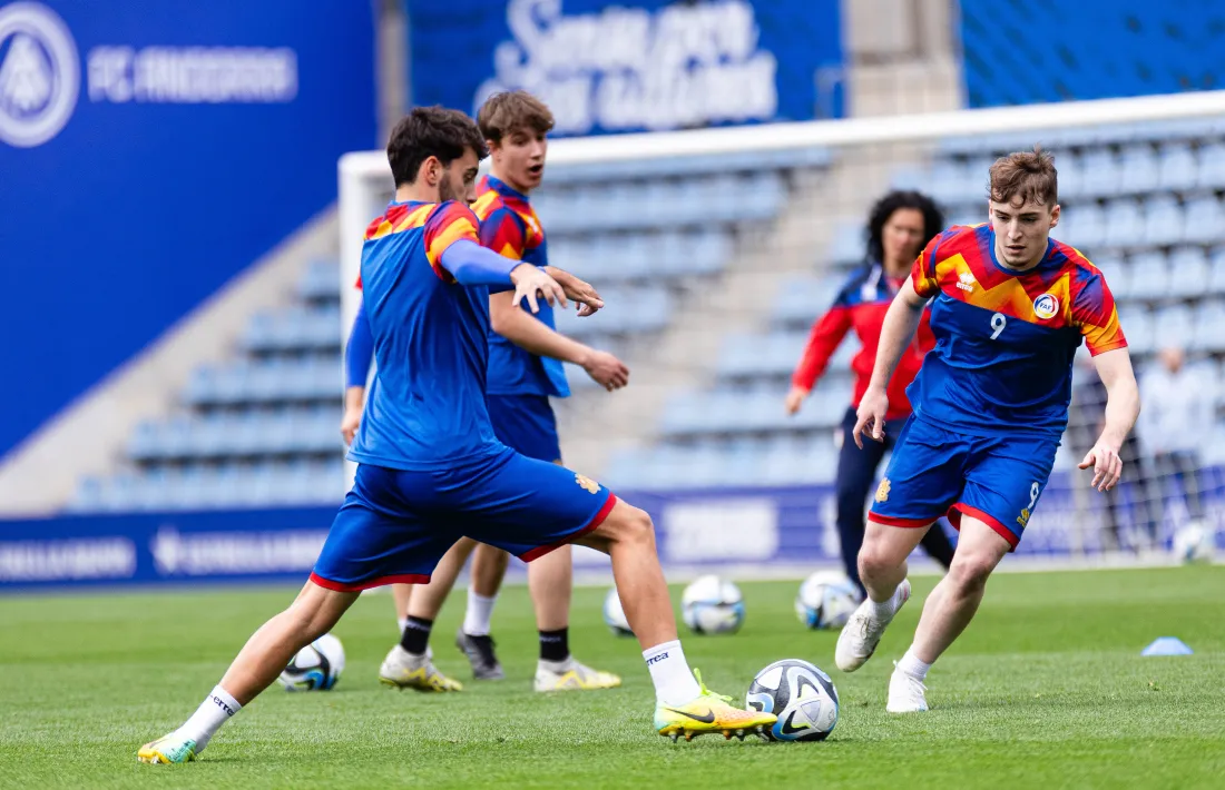 Un moment de l’entrenament de la sub-21 d’ahir.