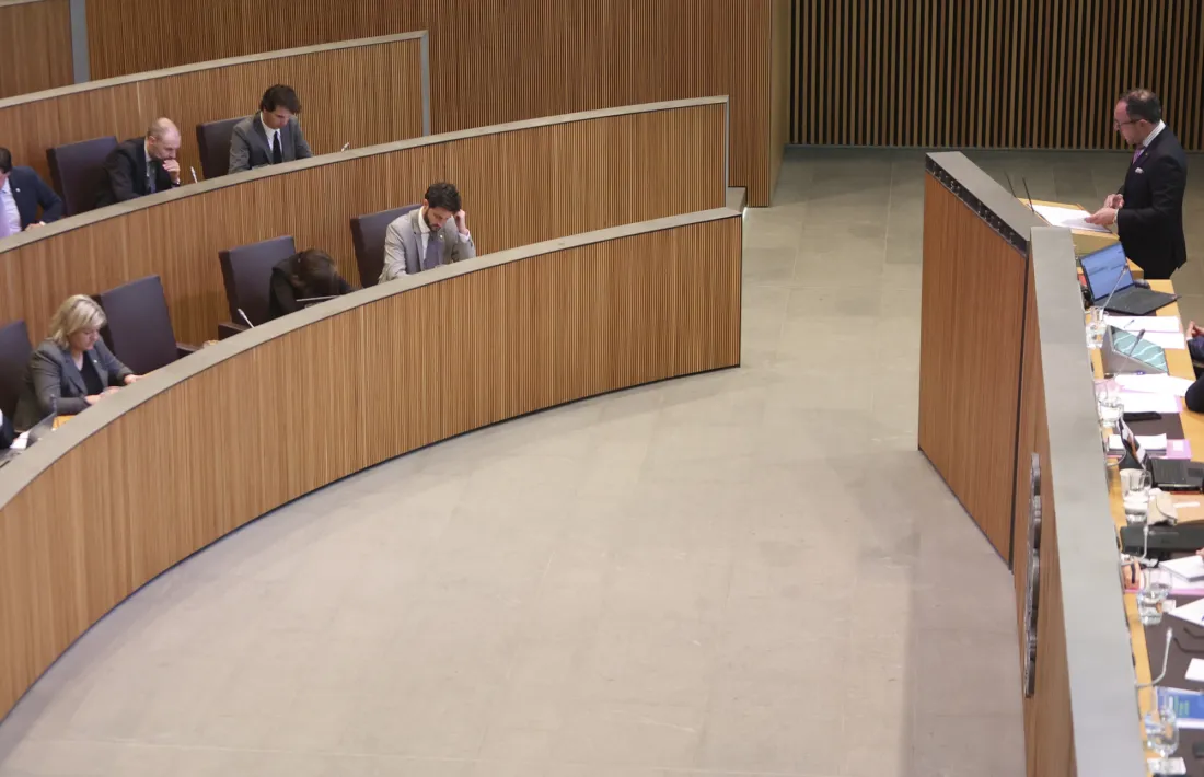 Espot a la tribuna d'oradors, just davant dels escons de Concòrdia.