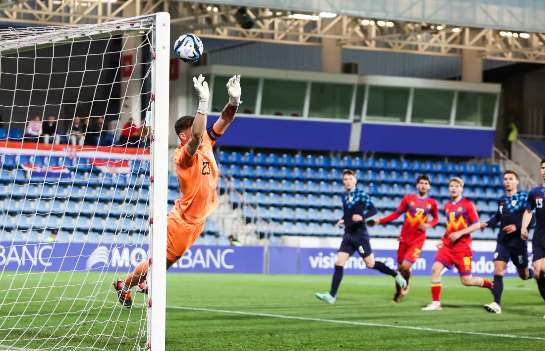 El porter Cavlina va evitar l’1 a 2 refusant una falta de ‘Berto’ Rosas.