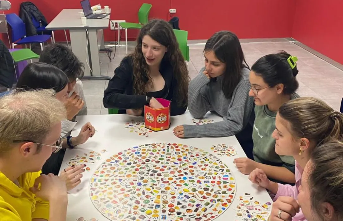 Una reunió de l’equip de voluntariat de Creu Roja Joventut.