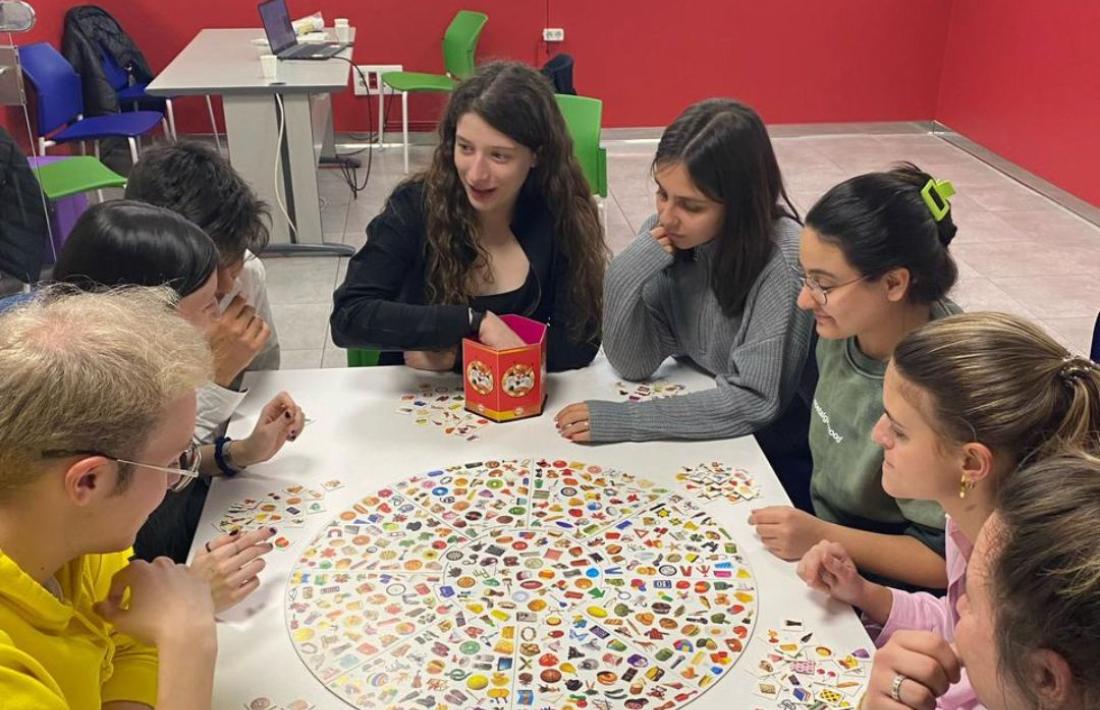 Una reunió de l’equip de voluntariat de Creu Roja Joventut.