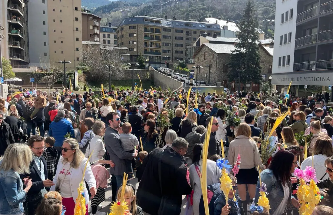 Infants, joves i famílies de Sant Julià van assistir ahir a la celebració de Diumenge de Rams.