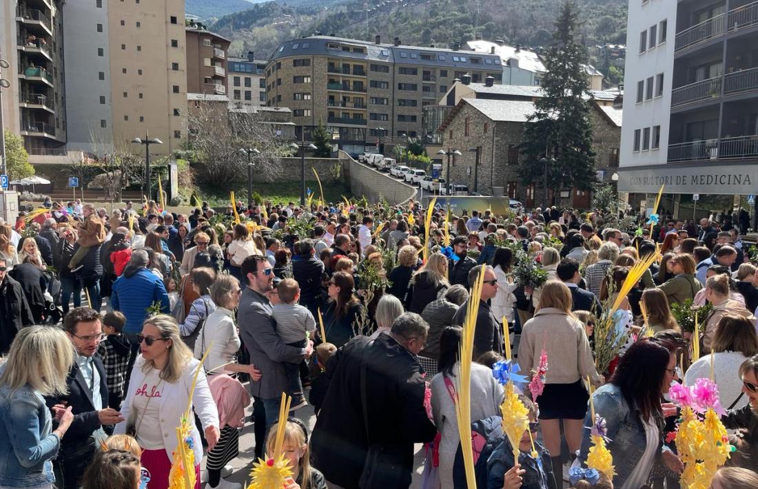 Infants, joves i famílies de Sant Julià van assistir ahir a la celebració de Diumenge de Rams.
