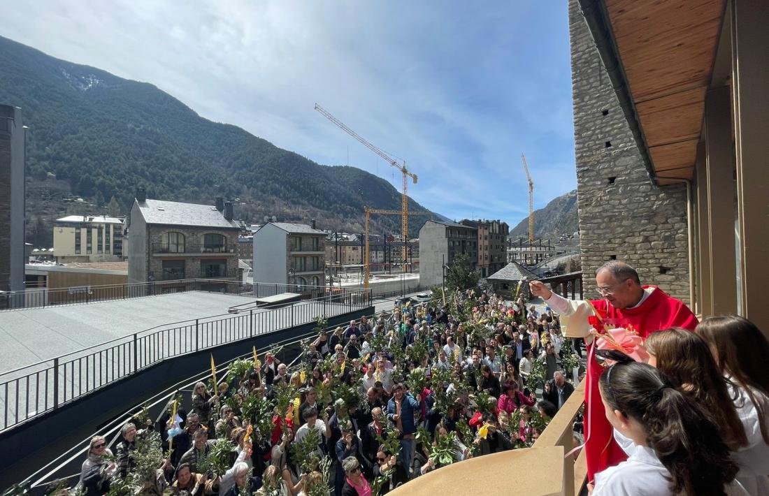 Mossèn Toni Elvira benneix les palmes als fel·ligresos congregats a Santa Eulàlia d'Encamp.