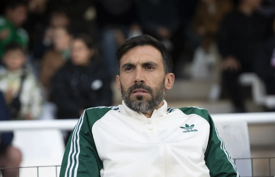 Eder Sarabia, a la banqueta del Cartagonova.