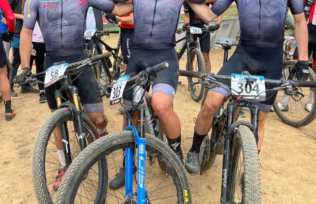 Tres ‘bikers’ de la FAC, a Corró.