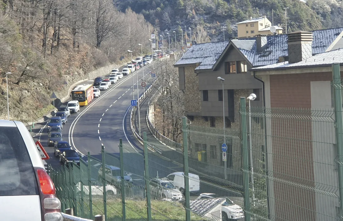 Llargues cues de vehicles.