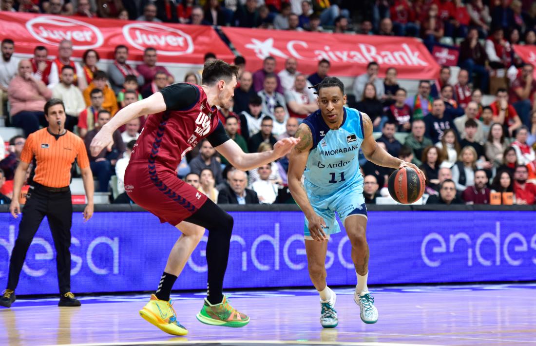 Stan Okoye, que va anotar 18 punts, defensat per Rodions Kurucs.
