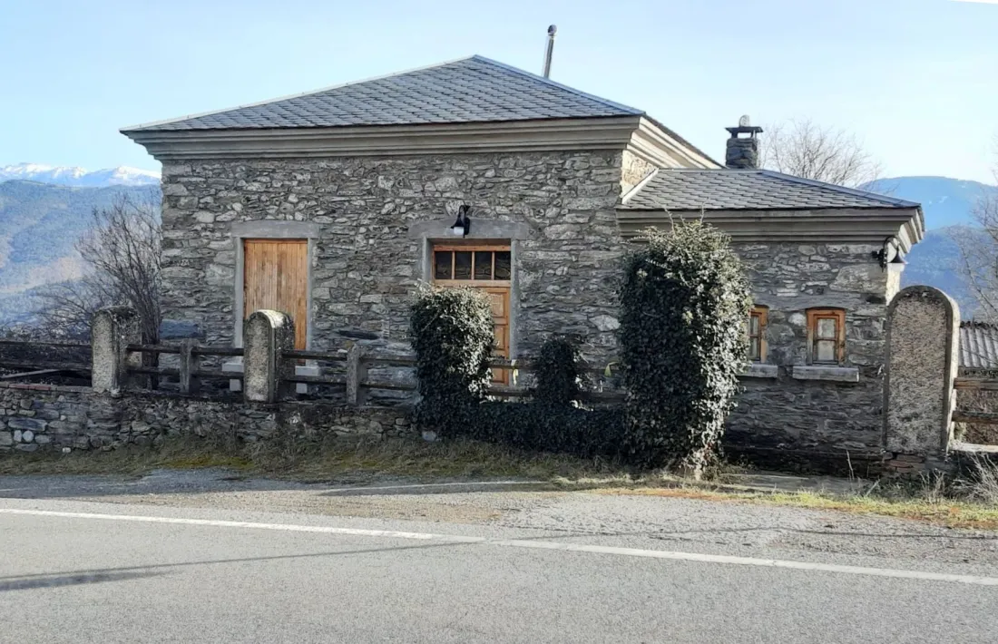 Antic centre escolar de la Parròquia d’Hortó, avui reconvertida en local social. 