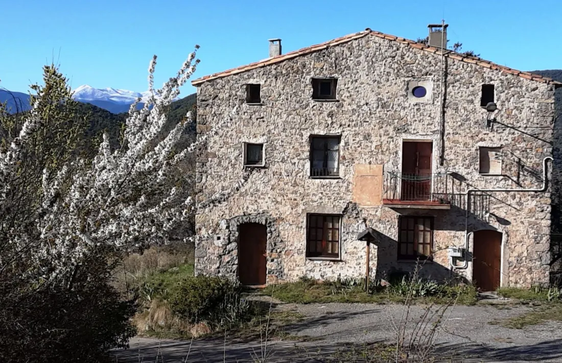 L’antic edifici escolar, presumeix Mora, de Torà de Tost.